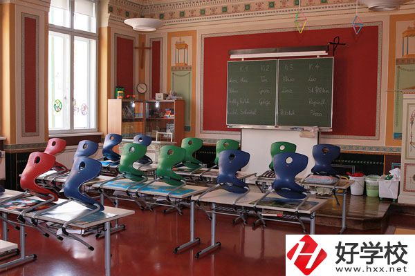 岳陽職業(yè)技術(shù)學(xué)院環(huán)境怎么樣？是民辦的嗎？